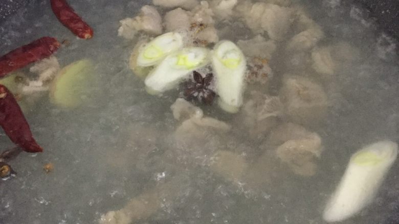 萝卜炖牛肉,锅中加水,放入牛肉块,葱姜,辣椒,花椒,八角,高压锅闷30分钟