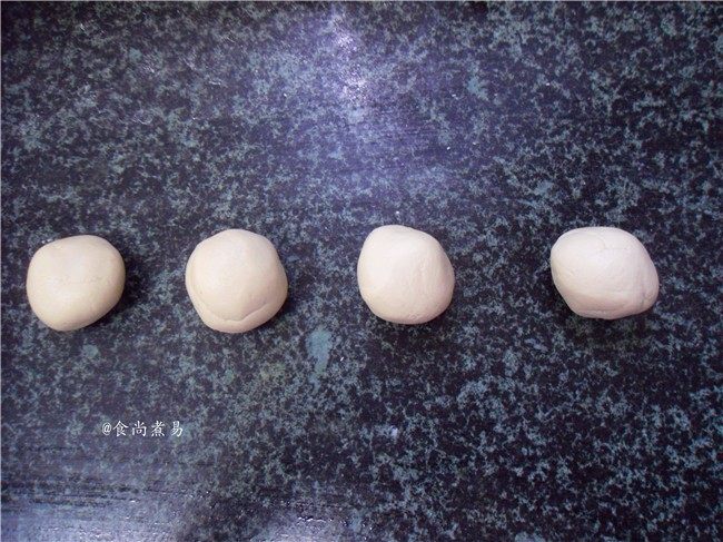 超简单的糖油粑粑,揪出统一大小的小面团,搓成小圆球