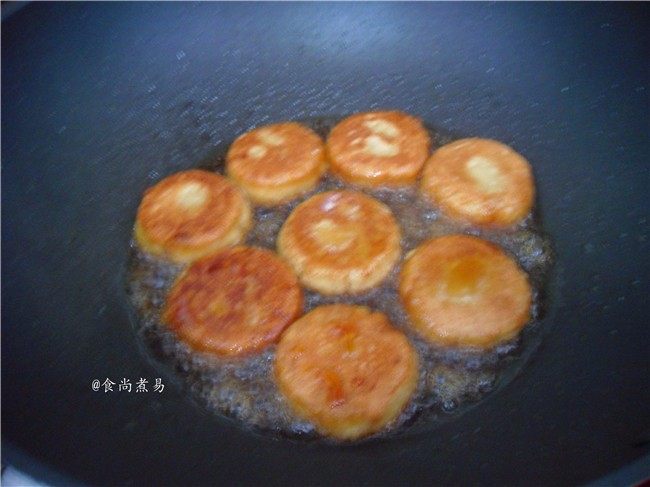 超简单的糖油粑粑,遮上锅盖,小火煎煮片刻,糖浆快凝固时,铲起糯米粑粑