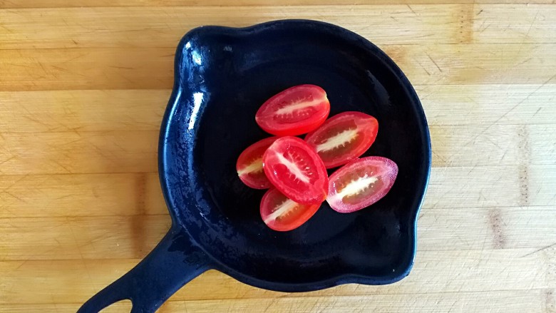 满园春色之素烧椰菜虾球,<a style='color:red;display:inline-block;' href='/shicai/ 3438'>圣女果</a>对半切开(家里只有三个了)