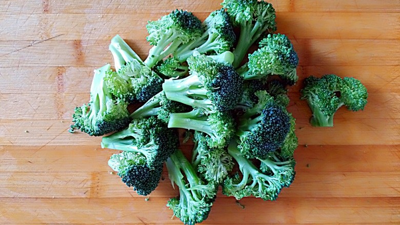 满园春色之素烧椰菜虾球,刚好腌制结束,西蓝花去掉大的根部,切成小段