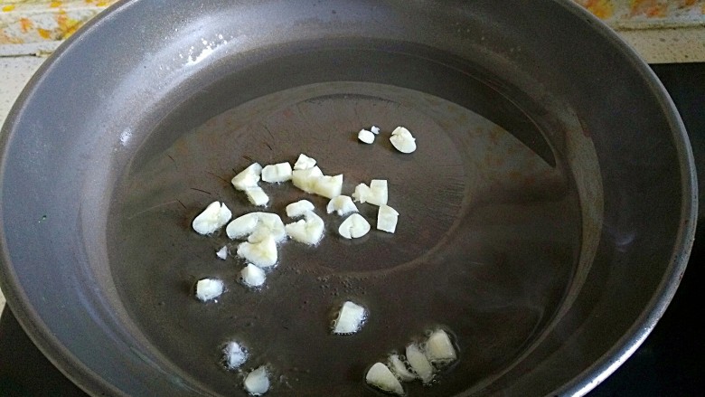 满园春色之素烧椰菜虾球,倒入蒜粒爆炒出香味