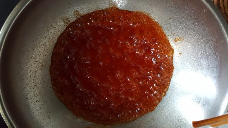 糖醋牛肉里脊,注意这里水淀粉不要放得太多,调到大概像芝麻糊的程度就可以了。