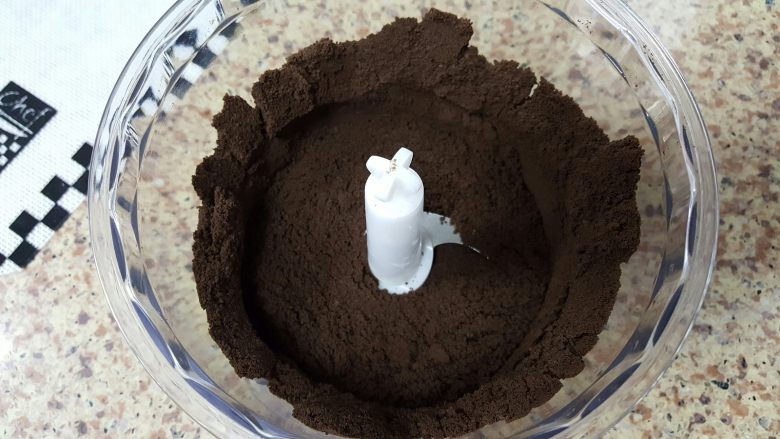 奥利奥巧克力香蕉派(免烤),1.奥利奥巧克力饼干碎,放入料理机中打成饼干末。