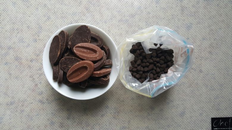 奥利奥巧克力香蕉派(免烤),10.准备好巧克力币和耐热的巧克力豆。