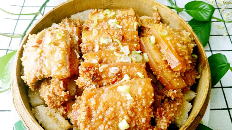 粉蒸肉,直接撒上葱花就可以开吃,