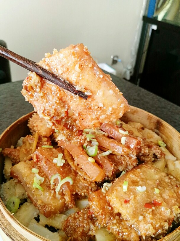 粉蒸肉,我能说这么大块儿的。我一下吃了五块。吃一口肉,在吃一口打底的蒸藕, 有荤有素。肉吃到嘴里肥而不腻,软软糯糯,入口即化。并且这个藕超级好吃。虽然我在制作的时候就放了一点点盐和五香粉调味,但是。在蒸制过程当中藕吸收了蒸肉多余的油脂、也吸足了肉的鲜香,吃完后让人回味无穷,非常好吃。现在我们家做饭很少用鸡精,虽然放了鸡精之后味道非常好。平时除了做汤的时候放一点,其他的时候能不放就不放,在口味上尽量的保持食物原本的香味,所以现在我们家少爷出去吃饭是非常反感的,外面的饭口味太重。(哈哈,又在变相的表扬自己,做饭好吃)