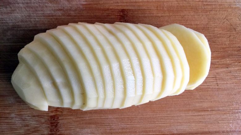 五彩土豆炒牛肉,牛肉浆制期间，将土豆去皮切厚片