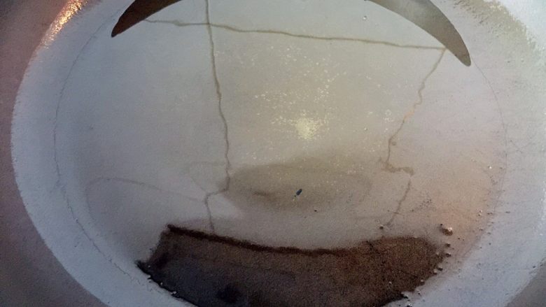 五彩土豆炒牛肉,晃动锅，使锅底覆盖一层油