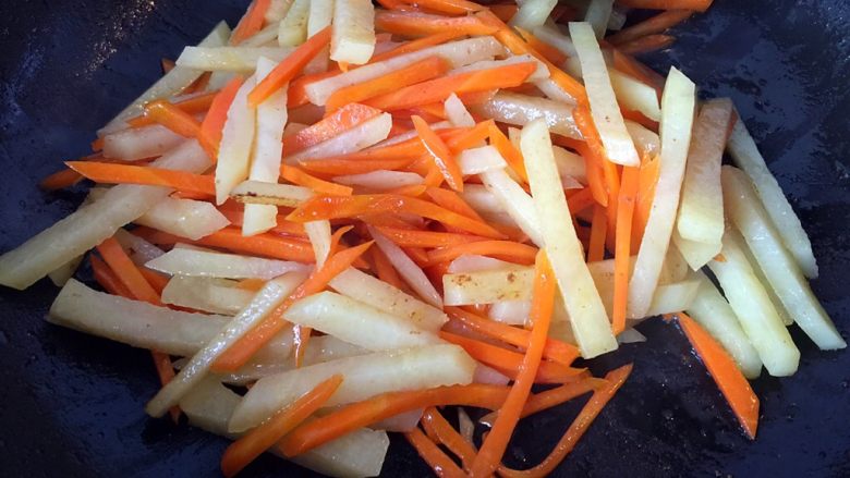 五彩土豆炒牛肉,保持中火翻炒三十秒左右时间