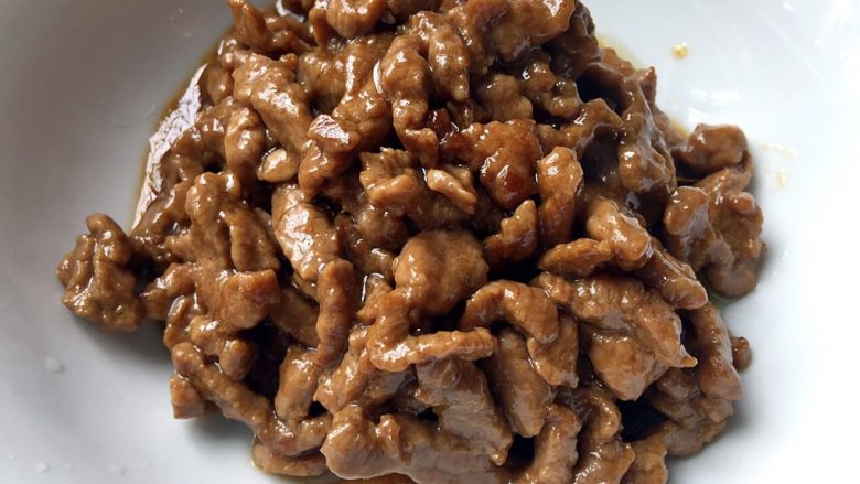 五彩土豆炒牛肉,盛出牛肉