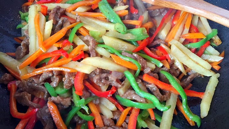 五彩土豆炒牛肉,翻炒均匀，不超过一分钟时间，关火