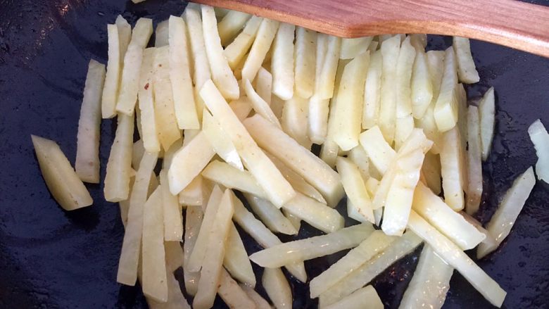 五彩土豆炒牛肉,翻炒至土豆变透明色