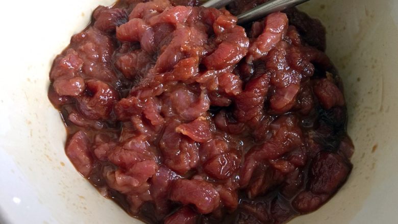 五彩土豆炒牛肉,用筷子搅拌均匀，浆制一会，备用