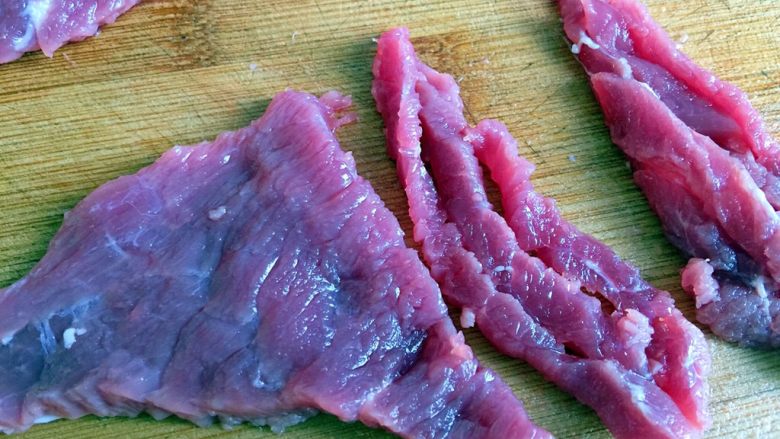 五彩土豆炒牛肉,再将片成片的牛肉，纵向纤维，切成条状