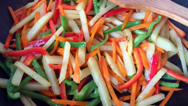 五彩土豆炒牛肉,青红椒放入后，转大火翻炒不超过三十秒时间