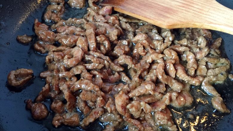 五彩土豆炒牛肉,待牛肉炒至全部变色，关火