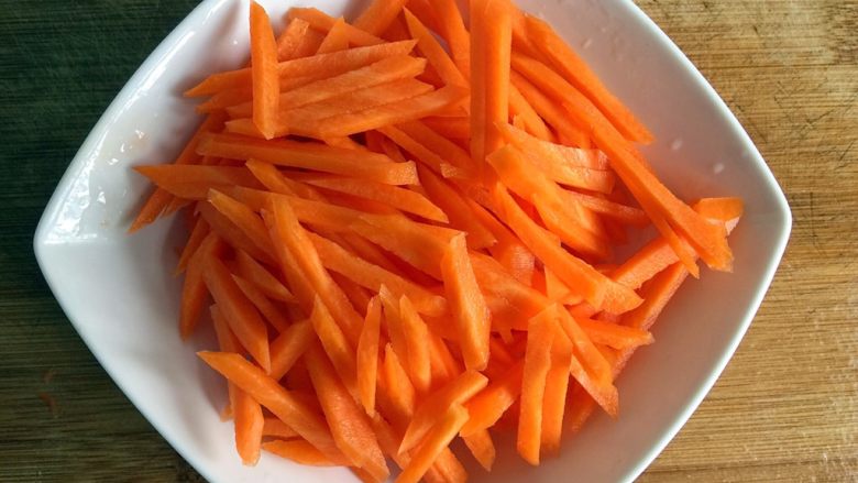 五彩土豆炒牛肉,再切胡萝卜，也是条状