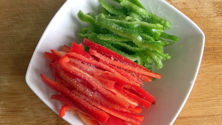 五彩土豆炒牛肉,切成条，表面撒一点盐