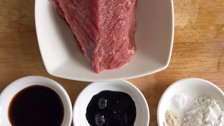 五彩土豆炒牛肉,浆制牛肉需要的佐料
生抽、老抽、糖（没有小碟子放在老抽一起了）、小苏打、<a style='color:red;display:inline-block;' href='/shicai/ 134296'>白胡椒粉</a>、淀粉