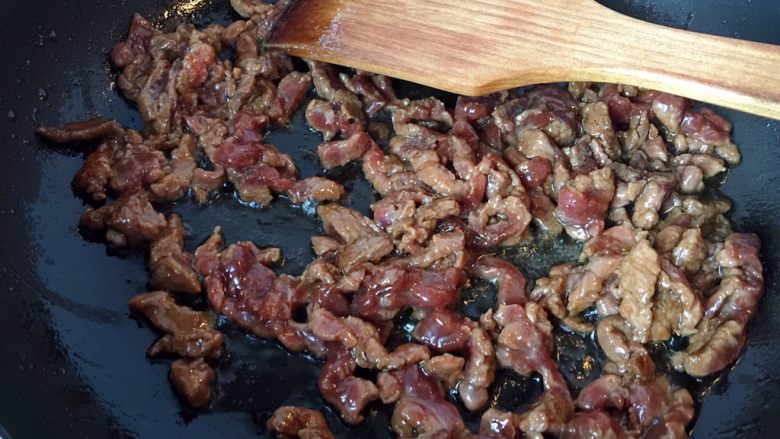 五彩土豆炒牛肉,保持中火，翻炒均匀