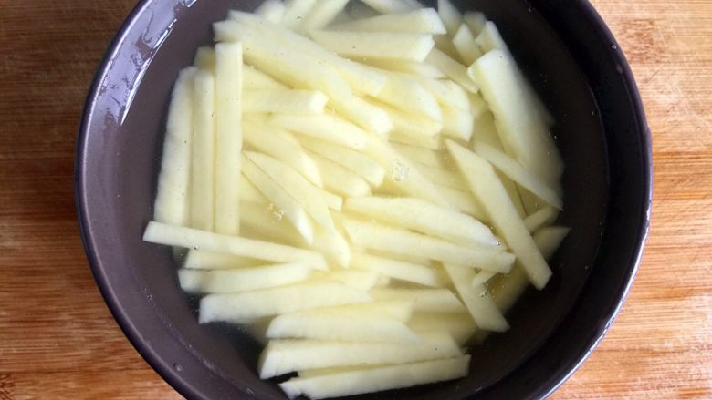五彩土豆炒牛肉,切好的土豆条，浸泡在冷水里