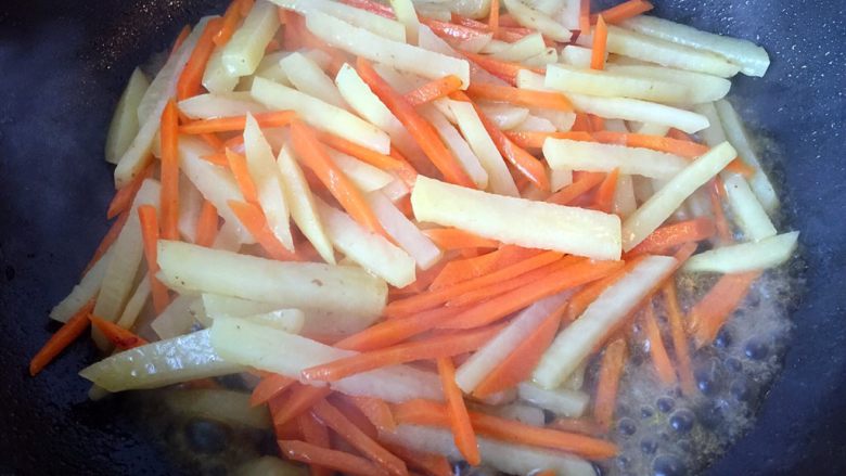 五彩土豆炒牛肉,保持大火，翻炒土豆和胡萝卜