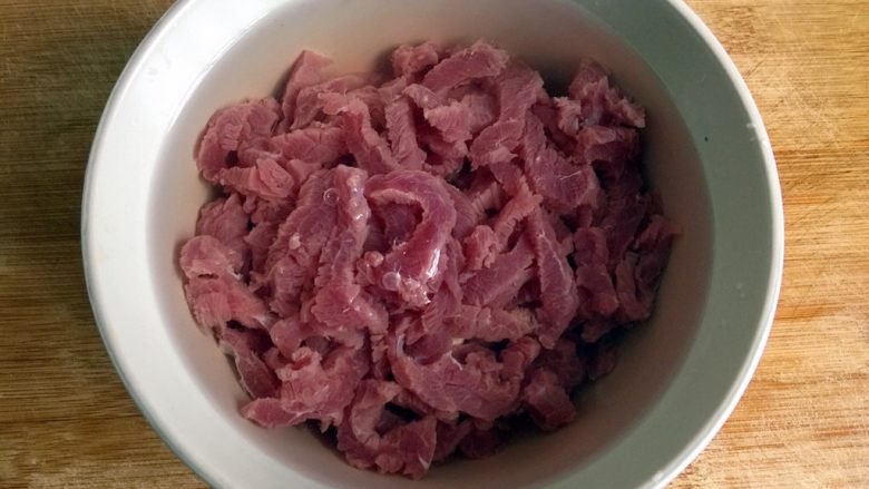 五彩土豆炒牛肉,将切好的牛肉条，浸泡在冷水中几分钟