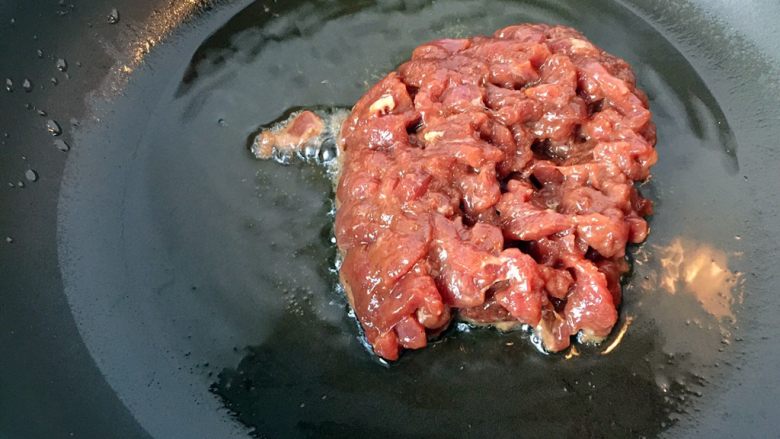 五彩土豆炒牛肉,油温六七分热后，倒入浆制好的牛肉