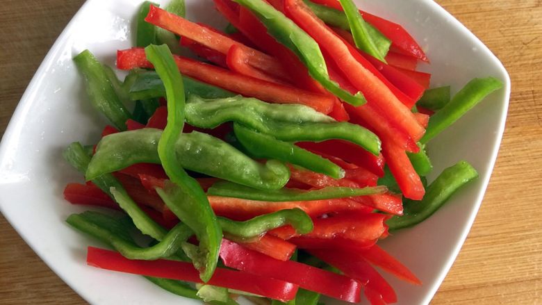 五彩土豆炒牛肉,将盐与青红椒翻抖均匀，备用