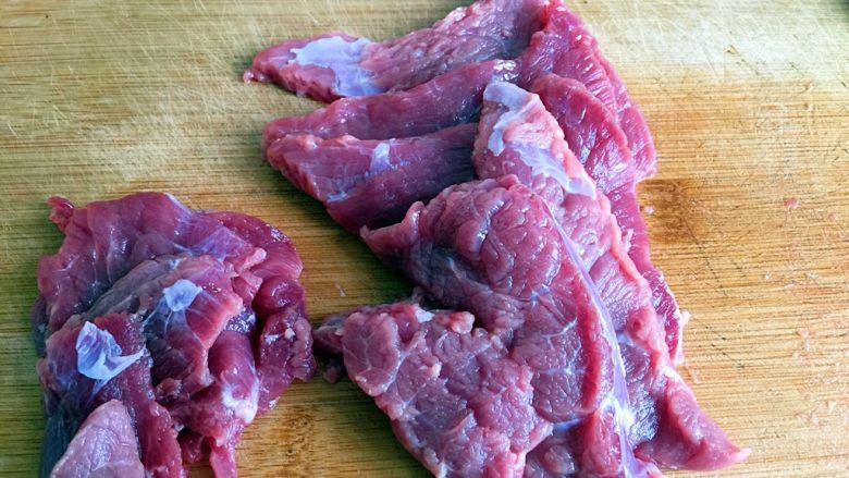 五彩土豆炒牛肉,先处理牛肉，将块状牛肉，片成3、4mm厚的片