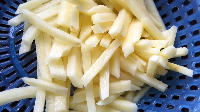 五彩土豆炒牛肉,土豆沥去水份