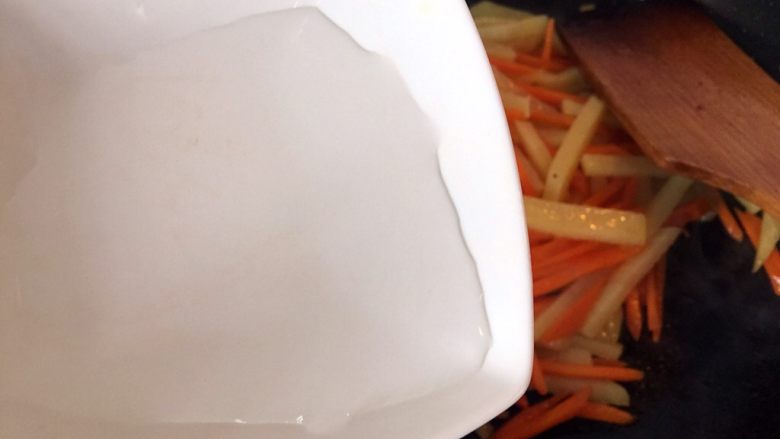 五彩土豆炒牛肉,沿锅边倒入一点水，根据食材多少调节水的用量，不要太多