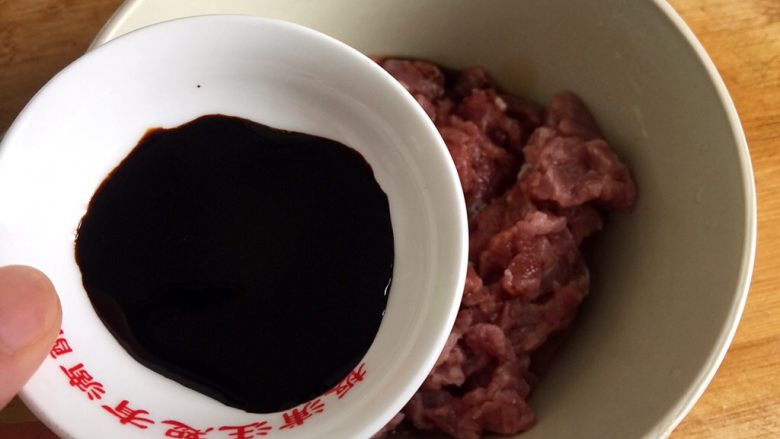 五彩土豆炒牛肉,倒入老抽、糖，我因为没有小碟子装糖，将老抽和糖混合在一起了，厨友们可以分开放