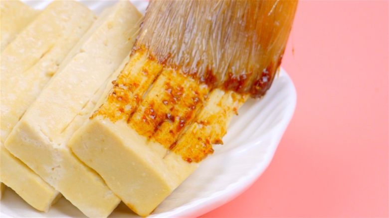 微波炉快手烤豆腐!,豆腐两面刷上烤酱,再次放入微波炉高火加热5-8分钟取出