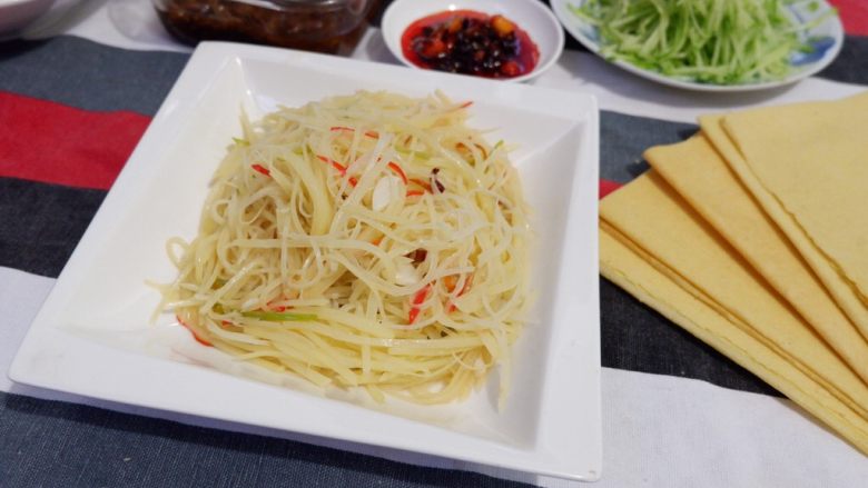 土豆丝卷饼儿#土豆还是西红柿#,卷起,开动。