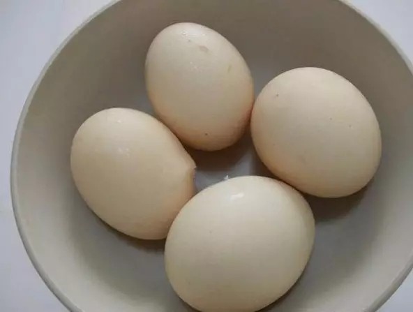 宫保鸡蛋,准备4个<a style='color:red;display:inline-block;' href='/shicai/ 9'>鸡蛋</a>