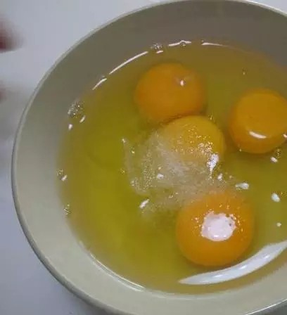 宫保鸡蛋,将鸡蛋打入碗中,放入小半勺食盐,将蛋液搅拌均匀