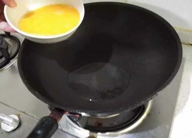 宫保鸡蛋,油温烧热后(不用太高的油温),放入刚刚搅拌均匀的蛋液