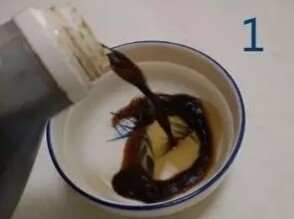 宫保鸡蛋,这道宫保鸡蛋最重要的就是这宫保汁,共分四部:①放入小半碗醋