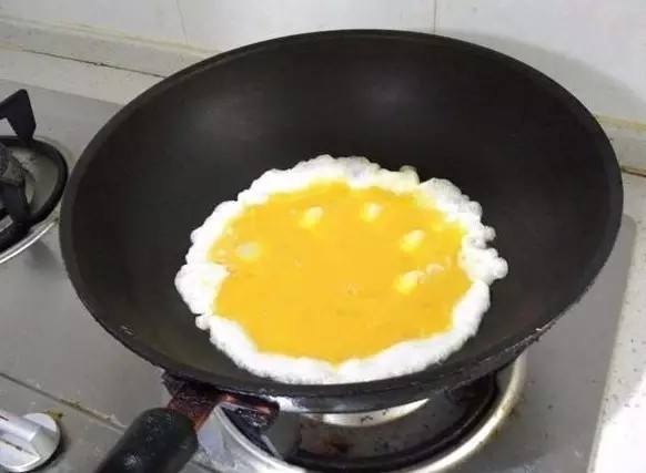 宫保鸡蛋,蛋液在锅中煎炸一下