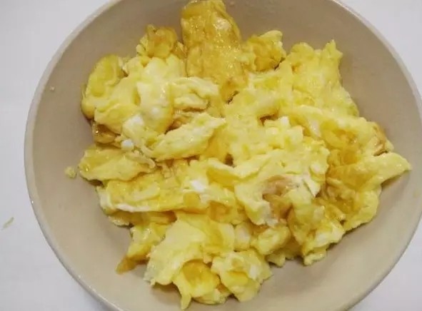 宫保鸡蛋,炒好的鸡蛋盛出备用