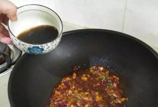 宫保鸡蛋,豆瓣酱炒出红油后,放入刚刚准备好的宫保汁