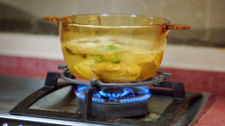 香辣秋葵手撕鸡,鸡肉放入沸水中,煮一会,等水沸腾