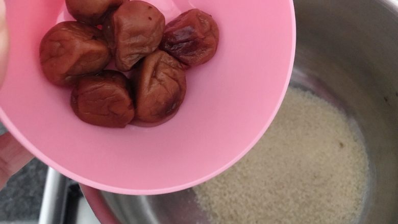 西红柿和梅子的相遇,倒入一半的梅子,