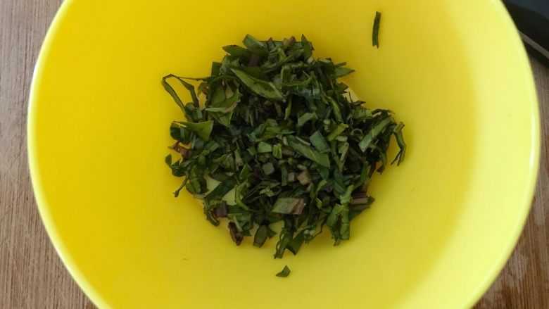 西红柿和梅子的相遇,把紫苏切丝,