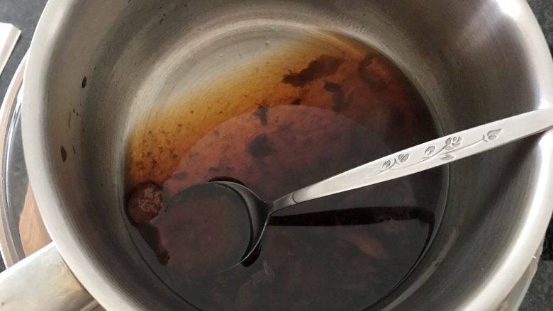 西红柿和梅子的相遇,把小锅放进凉水中,把梅子压碎,