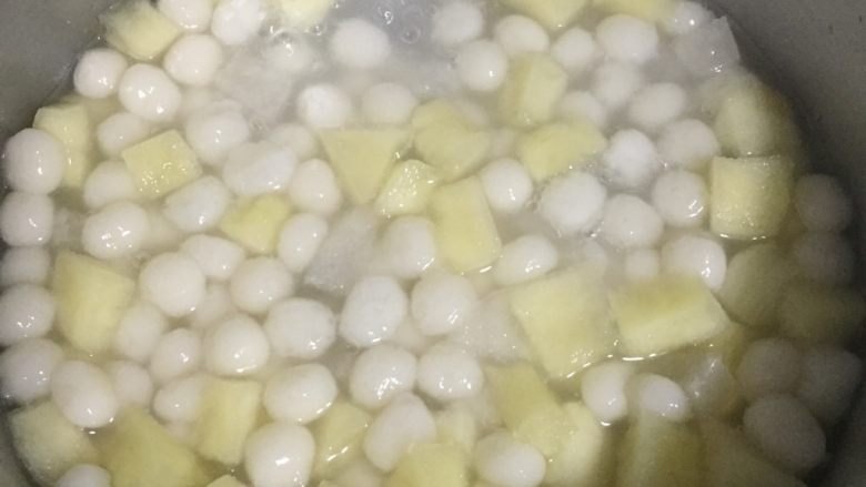 清热去燥—水果圆子汤,继续煮一两分钟,待小圆子漂浮在表面即可关火