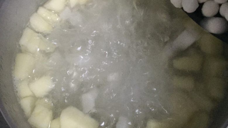 清热去燥—水果圆子汤,水果煮至口感变软,开盖,加入小圆子