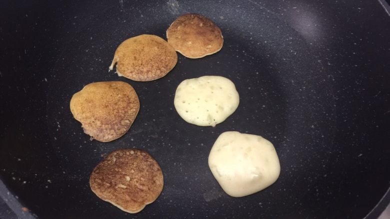 土豆煎饼,一次可以摊好几个小煎饼,这样省挺多时间的。翻面后再煎5分钟就可以了